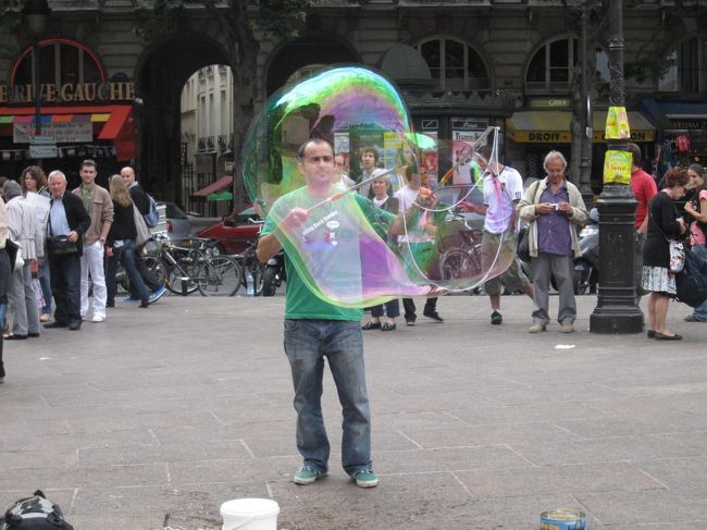 噴水前の広場でのパフォーマンス