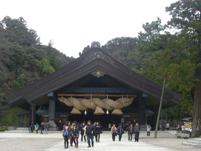 大きな注連縄。<br />真下までいくと沢山のコインが縄に刺さっていました。<br />下から投げてさしてるんですねぇ。