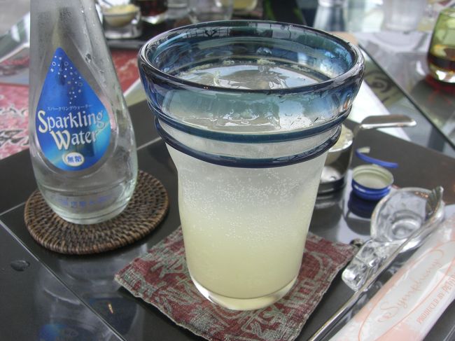 生姜のうえからソーダを注ぎます。<br />シロップもお好みで。<br /><br />私にはちょっと生姜がきつかったです。<br />のどへの刺激がつらかった…