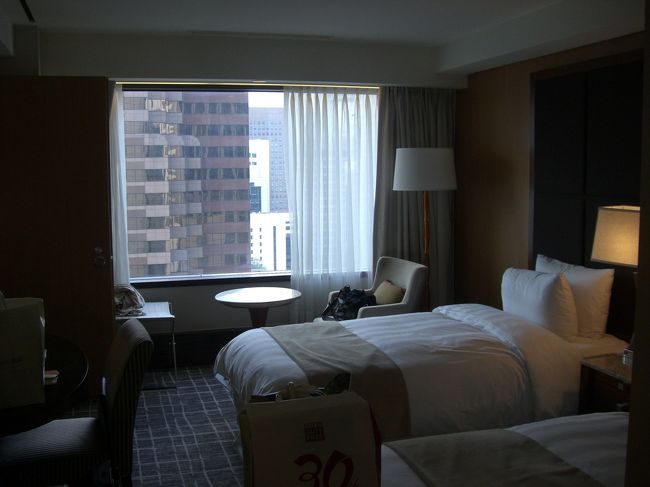 宿はロッテホテル。<br />ツインを２つ。<br />隣同士で中のドアで行き来できました。<br />もちろん滞在中は開けっ放し。