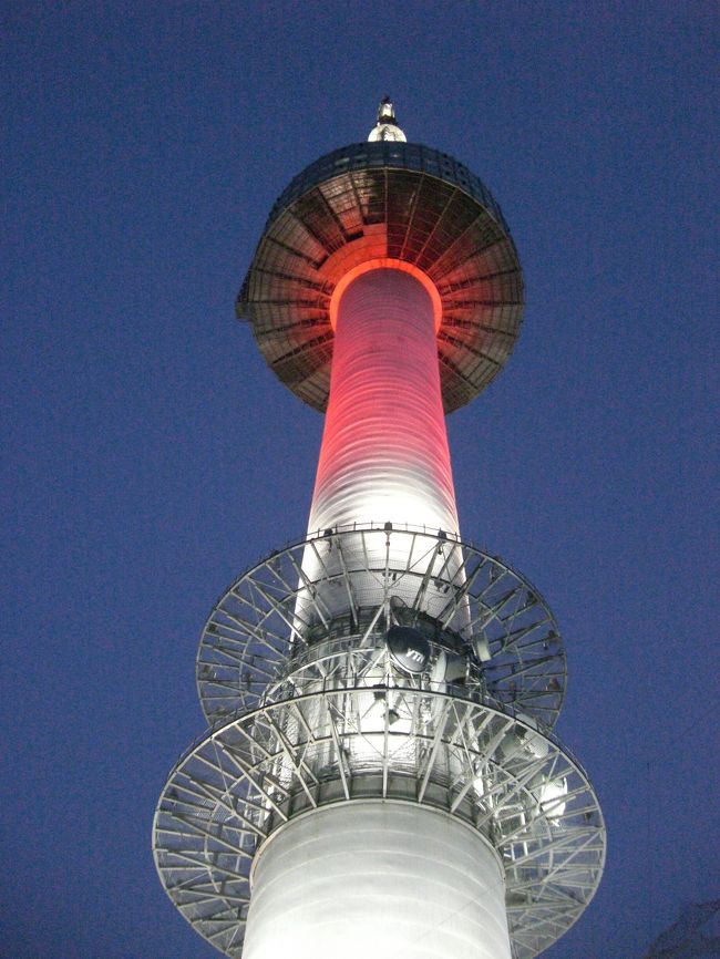 ソウルタワーまでタクシーで行きました、がボラれました！<br />ロッテホテル←→ソウルタワー往復でＷ50000って高すぎですよね。<br />今回の旅で１番くやしい出来事でした。<br />