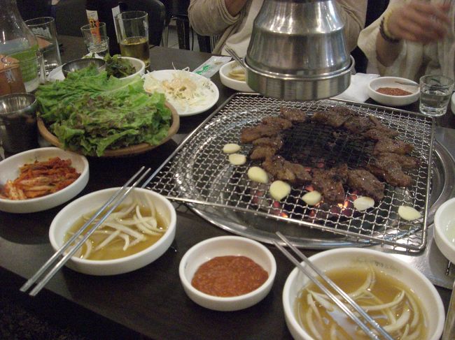 メンバー４人中２人がよく韓国に行ってるのですが<br />その２人お勧めの焼肉屋さん。<br />店員のおじさんおばさんがすごく無愛想なのに<br />その中で１人だけ居る若いお兄ちゃんがとても愛想がよくて<br />面白いってことで行ってきました。<br />店員さんの愛想のあるなしも、外国に来たなーって気になるし<br />お酒が入ったらそんなことでさえも楽しくなってくるし、<br />お兄ちゃんはいい人だしで、面白かった！