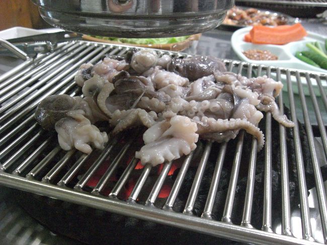 網にのせたときまだ動いてました…<br />全部おいしくいただきました。<br /><br />このあと居酒屋にも行ってムール貝のスープとか<br />おいしいもの沢山食べたのですが<br />そこにあったフルーツソジュってのが飲みやすくて<br />しゃりしゃりっとした甘くて飲みやすいお酒だったので<br />どうやら飲みすぎてしまったみたいで、その後の写真が撮れてませんでした。<br />残念。ムール貝おいしかったのになぁ。