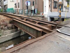 三島-三島広小路間



蓮沼川橋梁（はすぬまがわ きょうりょう）
丹那隧道建設に伴う重量物資輸送の為に、鐵道院全面補助に拠り軌道強化。
橋台が追強化された痕跡残存。

三島市広小路町３−１
伊豆箱根鉄道駿豆本線三島広小路駅 徒歩１分