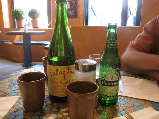 ガレットにはやっぱりシードルです<br /><br />へそ曲がりの夫はビール