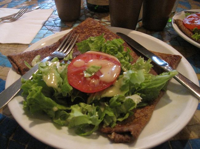 野菜たっぷりガレット<br /><br />パリのカフェで食事すると結構高くつきますが<br />Creperie は安くて美味しくてオススメです