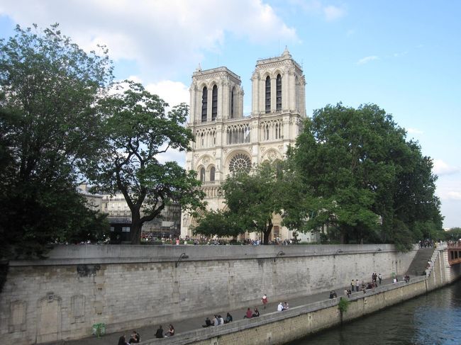 腹ごなしにノートルダム寺院までお散歩<br /><br />夕刻の鐘の音が響いてました