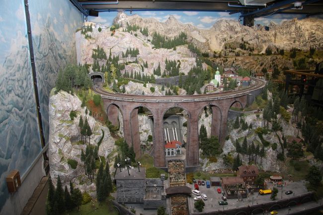 スイスエリア２階部分からメインのレイアウトに移動します。<br />スイスエリアだけは単独ですが、後の４つのエリアはすべてレールでつながっています。