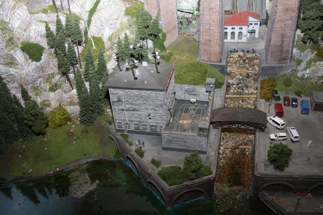 一枚目の画像の橋の下には刑務所があります。<br />ちゃんと？脱走シーンもあるんです。