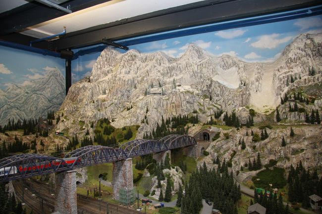 一枚目の右側の山。<br />