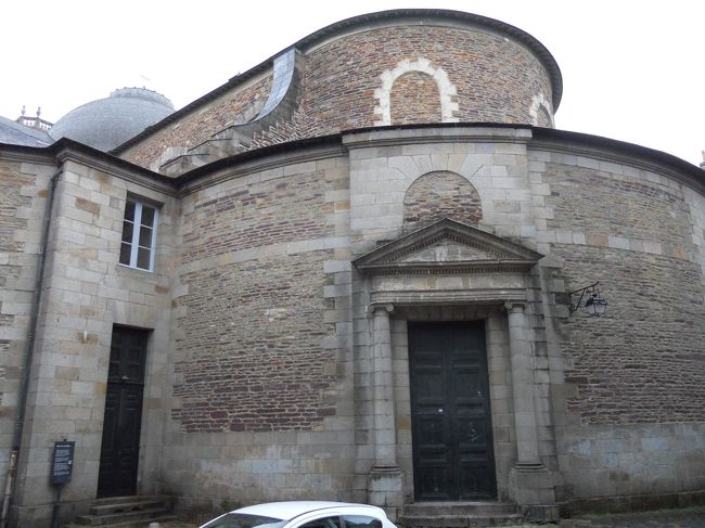 サン・ピエール大聖堂(南東側)とプサレット通り