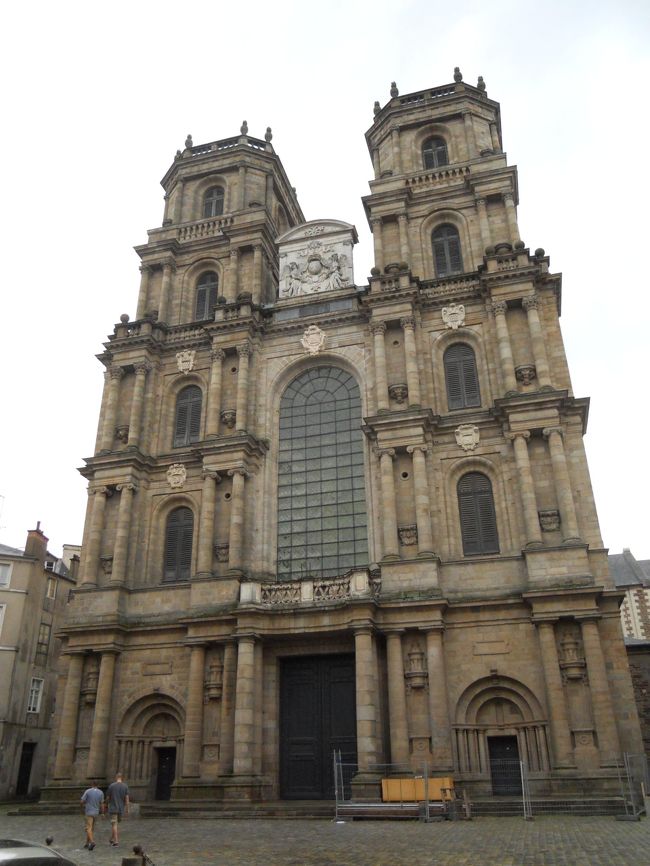 サン・ピエール大聖堂(西側)とモネ通り