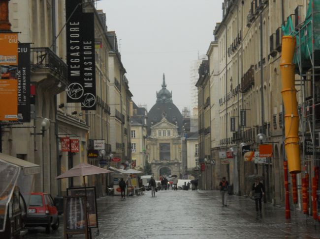 郵便局(北側)とエストレ通り