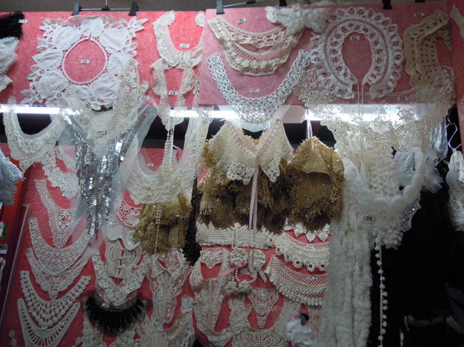 ミシンはあまり出したくないので（面倒くさいから、、、）<br />そのまま使えるストールの様な襟の様な、１件目から買いまくってしまいました（笑）<br /><br />しかし、その後５Ｆに上がるとお店が開いてない？？<br />そういえばエスカレーターも止まってたわ。<br />そのまま階段で上がってきたけど、、、。<br />時間を気にしないでいたら、もう閉店時間間際になってました。<br />あららら〜<br />広蔵市場で夕飯の予定だったけど、お腹はもちろん空いてないから、タクシーに乗って明洞にＧＯ！<br />東大門総合市場→明洞ミリオレ前　3900ｳｫﾝ