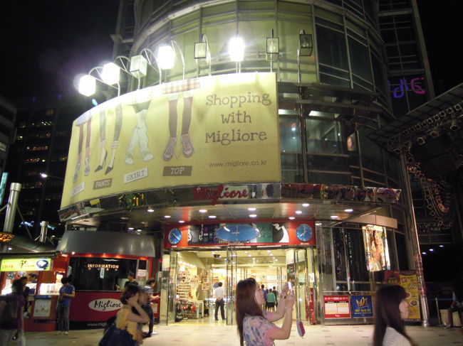 ★明洞ミリオレ★<br /><br />タクシー降りて、10歩も歩かないうちに、<br />出た〜ッ！<br />「カンペキなニセモノあるよ」<br /><br />年々ブランド物に興味がなくなっていく私なので、ミアネヨ〜<br />カバンも財布もいりません。<br />