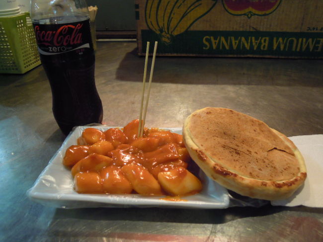 ★トッポギ＆ホットク★<br /><br />2つで4000ｳｫﾝ。<br /><br />トッポギ<br />美味しい〜♪<br />でもだんだん辛いのが伝わってくる。<br />汗かいちゃった、、、。<br /><br />ホットク<br />内側にニッキが塗ってあるんだ〜。<br />サクサク八橋って感じ。<br /><br />露店ばかりでショッピング。気が付いたら11時（笑）<br />お店はだんだん閉まっていきます、、、<br /><br />タクシーでまたまた移動。<br />ジャパニースアジュンマ2人は全く地下鉄に乗る気無し！<br />明洞→広蔵市場　3000ｳｫﾝ<br />