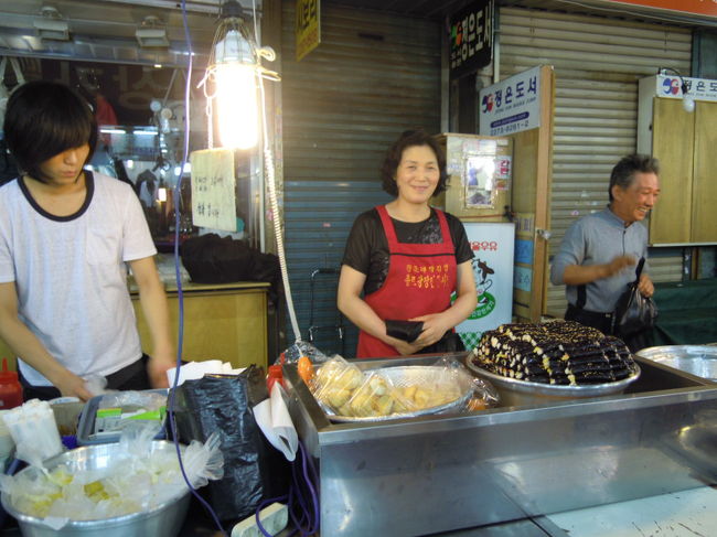 麻薬キンパだ〜<br />アジュンマは美人！<br /><br />キンパといなりで5000ｳｫﾝ。<br />持ち帰り用に包んでくれました！