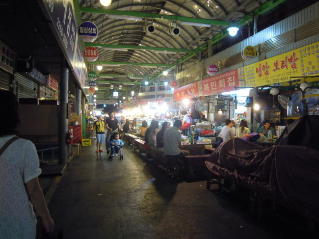 テクテク歩いて屋台メイン会場（自作語）へ<br /><br />ピンデトゥ、ズンデ、豚足で10000ｳｫﾝ。<br />もちろん持ち帰り〜<br /><br />ファミマで焼酎やコーラ、クリームソーダを買って、<br />てくてく歩いてホテルへ帰る<br />市場からすぐ近くにあるのでこのホテルを選んだんです！