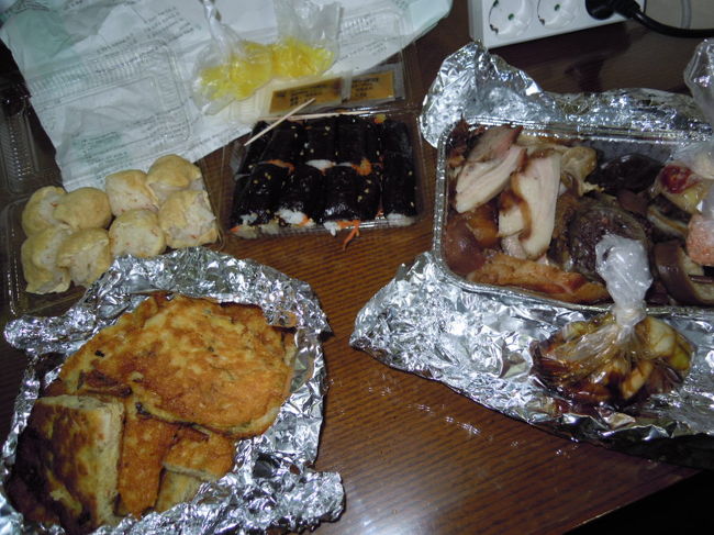 ホテルで夕飯<br /><br />可愛い、紙皿でも持ってこればよかったかな〜？<br />麻薬キンパ、いなりは何故かハマってしまう味。<br />噂どおりだ！<br />他の3品は話のネタにこんなもんか、、、って感じ。<br />もっと少ない量でよいです、ハイ。<br /><br />適度に酔って一日目終了〜