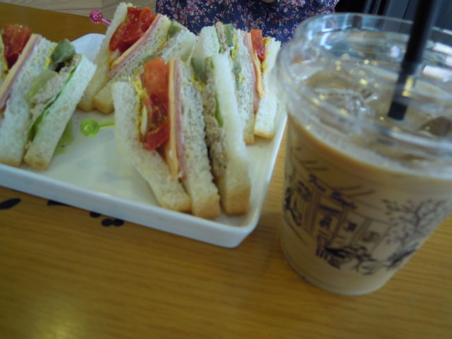 アイスカフェオレとサンドイッチで3500ｳｫﾝ