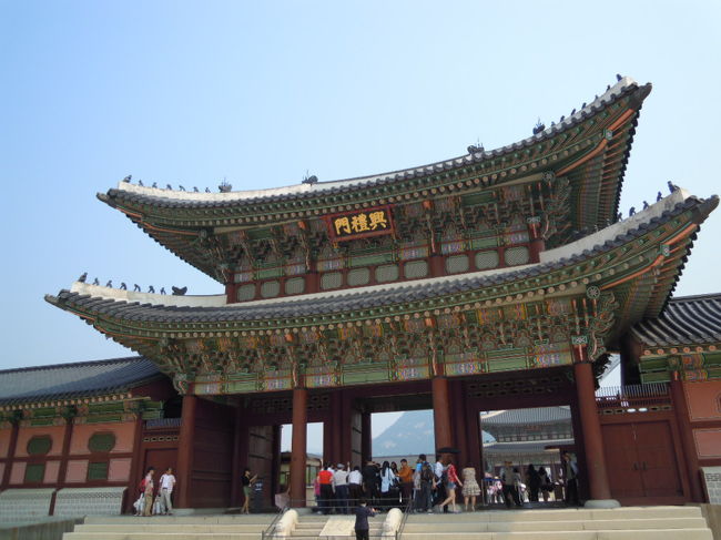 ★景福宮★<br /><br />観光もしとかないとね〜<br />入場料3000ｳｫﾝ<br />日本語ガイドが定期的に来てくれます。<br />フリーの入場者が30人くらい集まって、ぞろぞろガイドさんについて行きます。説明はマイクの音量が小さいせいか、離れてるとあまり聞こえません。<br />