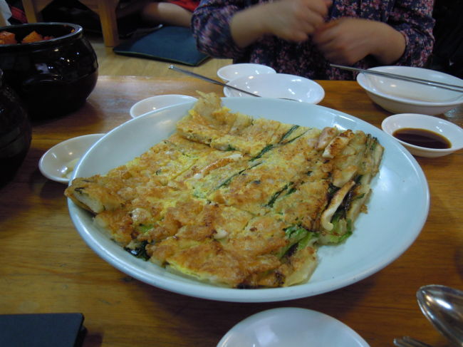 ★海鮮チヂミ★<br /><br />隣の席の女の子が、これを見て「わぁ〜〜っ！」って感じだったので、おすそ分けしました。とても二人で食べれる量ではありませぬ。