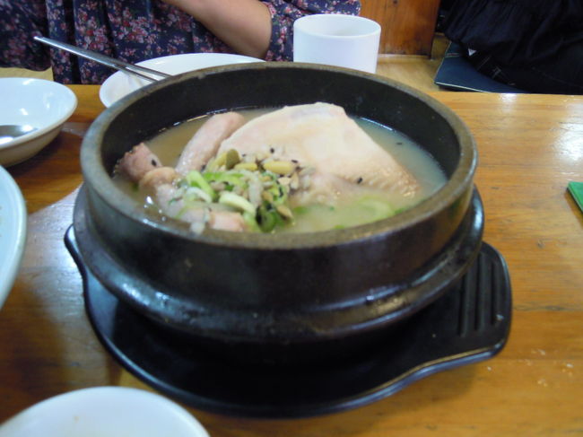 ★参鶏湯★<br /><br />食べにくかったけど、鶏からもち米からスープまで、全部美味しかった〜。<br /><br />隣の席の子達（女3人に男1人）ははじめ韓国人だと思ってたら、あとで旅行者だとわかり、中国人かと思って英語で話すと、なんと香港の方でした。<br /><br />アジアンビューティー達と記念撮影までしちゃったよ！<br />