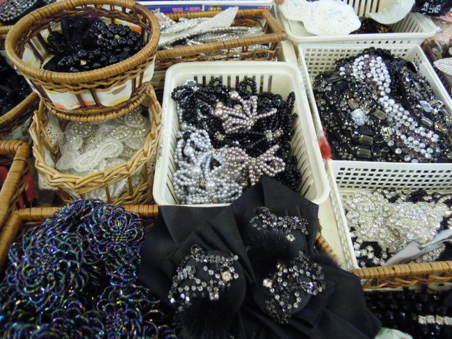 タクシーで景福宮→東大門総合市場　5100ｳｫﾝ<br /><br />5Fのリベンジです（執念）<br />昨日買ったレースに穴が開いてたので、それの返品もしたかったしね〜<br /><br />５Fで予定通りハマってハマってハマりまくる。<br />友達と相談した結果、2列だけ見ることにしよう！と、なりました。<br /><br />それでも十分でした〜。一日中いたいくらいですぅ。<br /><br />これはカチューシャのパーツ。<br />オーダーメイドカチューシャができますよ。