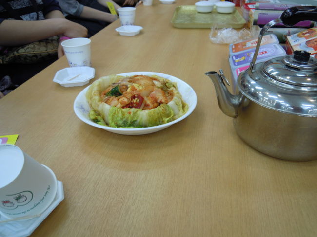 ３日目（最終日）<br /><br />お迎えは8:10<br />少し時間があったので、一人で広蔵市場へGO！<br /><br />この麻薬キンパのお店がやってるかもしれない。<br />ダメもとで早足で行ってみる。<br /><br />やってた〜♪　6パックも買って、大急ぎでホテルに戻る。<br />このキンパ、可能なら家族に食べてもらいたくってね。<br /><br />お迎えが来て空港へ。<br />途中、お約束の食料品店へ。<br />ボッサムキムチの試食。