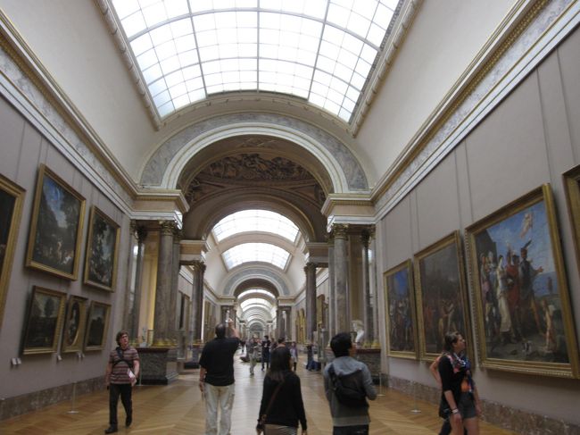 ７年ぶりのルーブルです<br /><br />あまりの広さに家族で来ると迷って喧嘩するという話をよく聞きます<br /><br />二女に聞いた あまり知られていないPorte des Lion（ポルト・デ・リオン）口に向かう<br /><br />間違えて向かい側の従業員口に入り教えてもらいました<br /><br />ドノン翼までたどり着くまで人影まばら