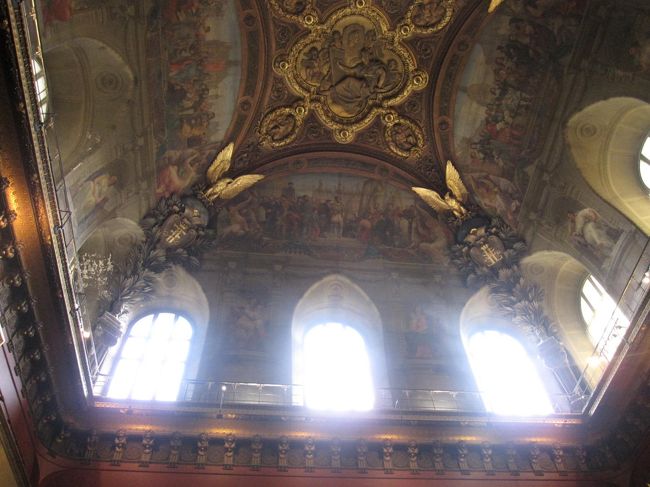 宮殿なので天井も豪華