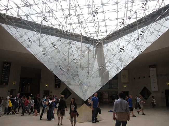 逆さピラミッド<br /><br />見どころ絞り、効率よく見たつもりでも何せ広いので、みんなへとへと