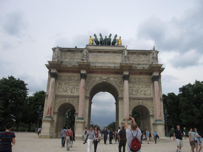 カルーゼル凱旋門<br /><br />この脇にカルーゼル・ド・ルーブルへの階段があります