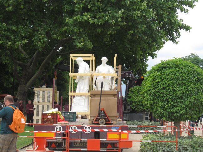 これからチュイルリー公園に配置されるのでしょう