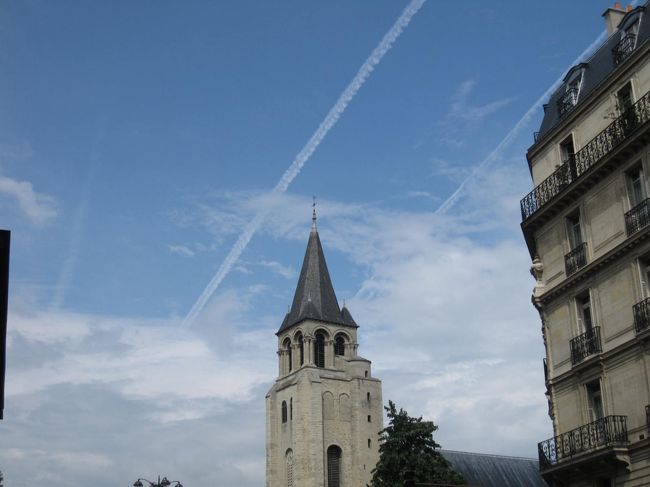 St-Germain des Pres教会の上に残る飛行機雲<br /><br />このあとホテルに戻りワールドカップ日本戦を呑んだくれながら観戦<br /><br />夫は狭いシングルベッドから落ちました