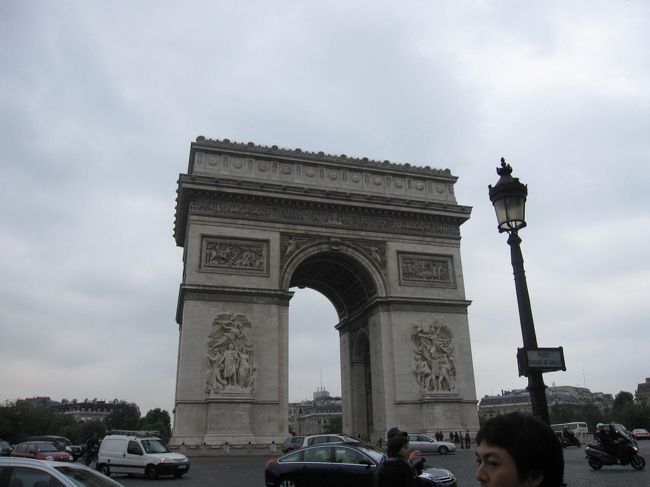 バスで長女がおじいちゃんのスリに狙われる<br /><br />気を付けていたつもりでも油断ならないのがパリの街