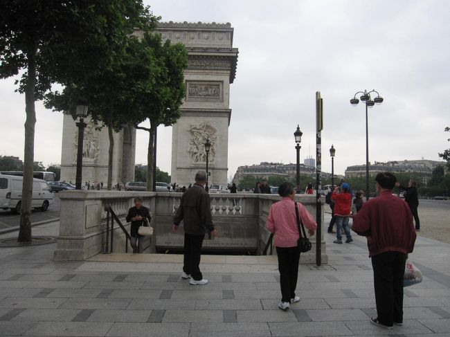 ここから地下にもぐってチケットを買いに行きます