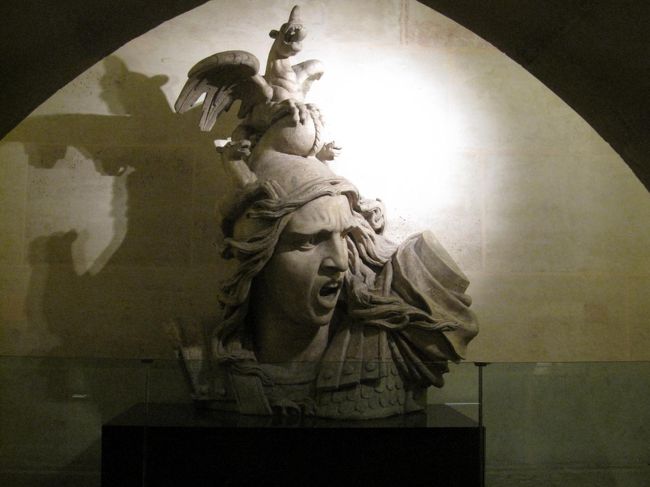 凱旋門内　テラスに登る途中の博物館にある像<br /><br />