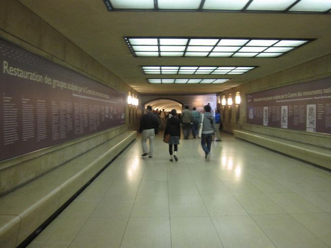 地下道を通りシャンゼリゼ通りに出ます