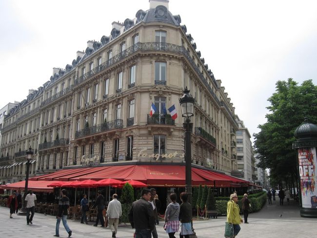 シャンゼリゼのカフェと言えばFouquet's <br /><br />