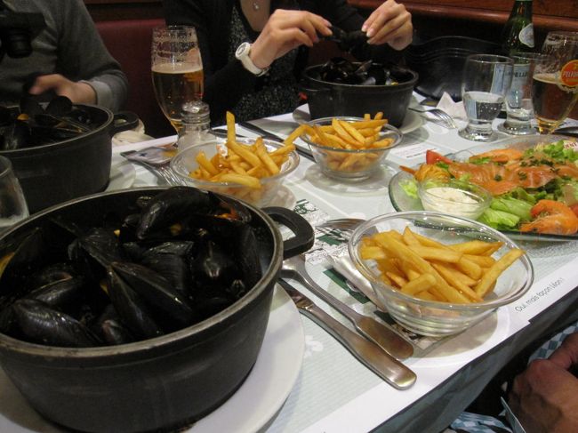 ムール貝３種　たしかカレー　プロヴァンス　白ワイン<br /><br />シーフードサラダ　を４人でシェアして満腹
