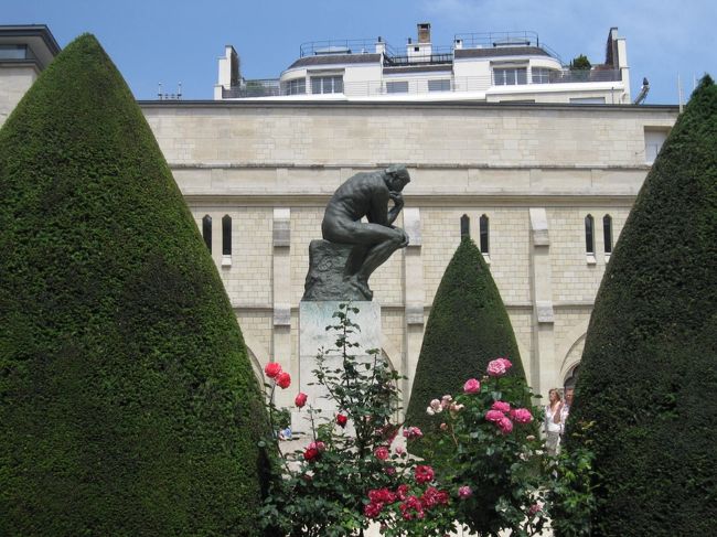 左岸　ロダン美術館<br /><br />こんな風に庭にいきなり考える人が雨ざらし状態でいます