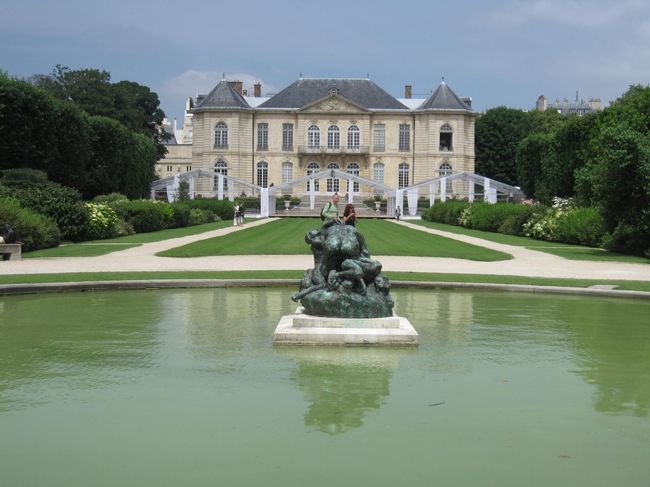 庭園奥の噴水からの大邸宅<br /><br />プチヴェルサイユの趣