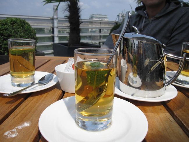 屋上のカフェ<br /><br />テラス席でミントティーを頼んでみました<br /><br />ここはトイレもお洒落で清潔<br /><br />