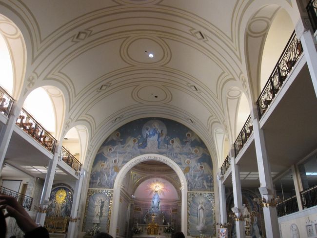 Sevres-Babylone　奇跡のメダル教会<br /><br />売店ではメダルを買い求める人でいっぱい<br /><br />ペンダントトップにしても素敵なメダルです