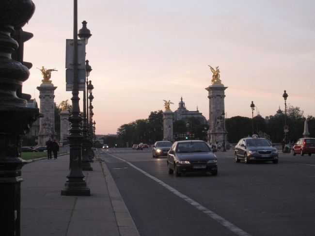 ディナーに向かう途中<br /><br />夕暮れのアレクサンドル三世橋<br /><br />二女が待ち合わせに遅刻し、予約時間ギリで五人で猛ダッシュ