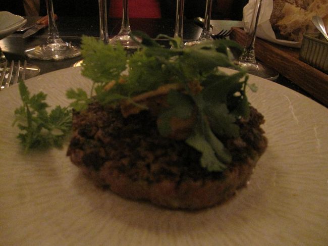 私とフィアンセ君の火の通ったタルタルステーキ？！　のような・・・<br /><br />「レピ・デュパン」の時に前菜+メイン+デザートで食べきれなかったので<br />今回はメイン+デザートで行くつもりが、店内激混みで担当が<br />捕まらず　ワイン飲みすぎ、ダッシュの疲労もあってデザート諦める