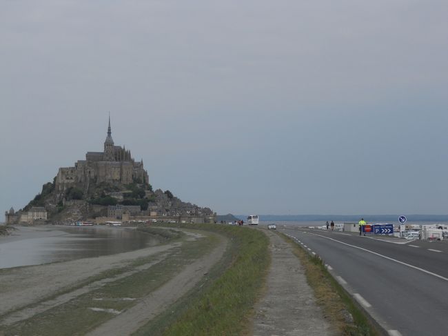 モン・サン・ミッシェルと干潟と乗用車の駐車場(右)