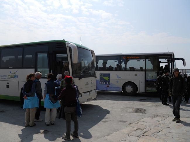 モン・サン・ミッシェルのバス乗り場<br />１５：４５モン・サン・ミッシェル〜１６：０３ポントルソンのバスで、ポントルソンへ行きます。<br />手前がポントルソン行き、奥がレンヌ行きです。<br />モン・サン・ミッシェル〜ポントルソンのバスは、2.2ユーロ<br /><br />http://4travel.jp/traveler/piachan/album/10576116/<br />