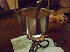 リュブリャナに戻る頃には、お腹がペコペコ！折角なので、スロベニア料理をいただいてみることにしました。

あらかじめ調べておいたSokol(ソコル)というレストランに行きます。そこでいただいた子牛の煮込みです。こんなポットに入れてサーブしてくれ、蝋燭で暖めてくれるのですが・・・置いたときにスープを思いっきりこぼされました。。